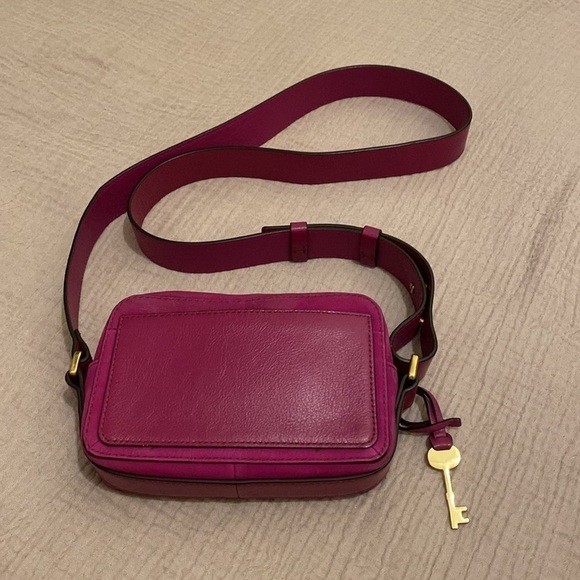 Fossil nubuck / suede leather fuchsia camera bag in very good condition. - Picture 8 of 12
